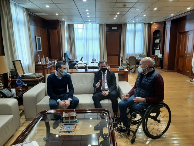 El delegado del Gobierno en Galicia, José Miñones, en la reunión de este miércoles con miembros de la directiva de COGAMI.