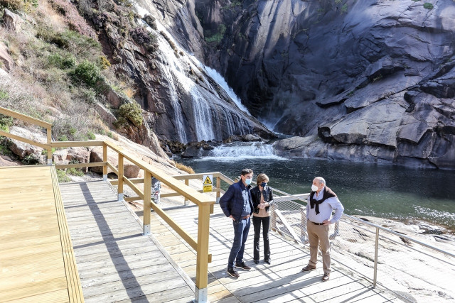 La directora de Turismo de Galicia, Nava Castro, ha visitado este miércoles los trabajos de eliminación de barreras arquitectónicas en la cascada de O Ézaro