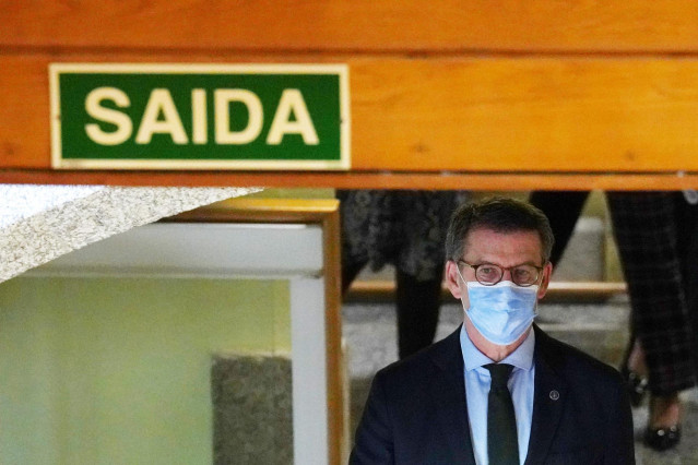 El presidente de la Xunta de Galicia, Alberto Núñez Feijóo, a su llegada a una sesión de control en el Parlamento de Galicia, a 23 de febrero de 2022, en Santiago de Compostela, A Coruña, Galicia (España).