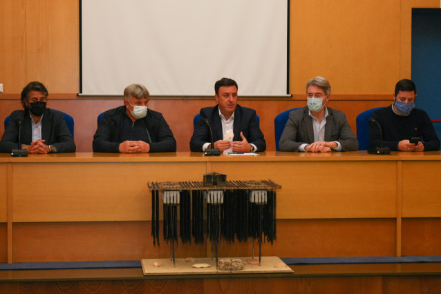 El secretario xeral del PSdeG, Valentín González Formoso, mantiene en Vilagarcía una reunión con los representantes del sector mejillonero