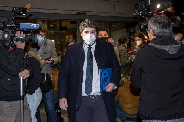 El jefe del Ejecutivo murciano, Fernando López Miras, a su salida de la sede del partido en la calle Génova, para presidir la reunión del Comité Ejecutivo Nacional del Partido Popular, a 15 de febrero de 2022, en Madrid (España).