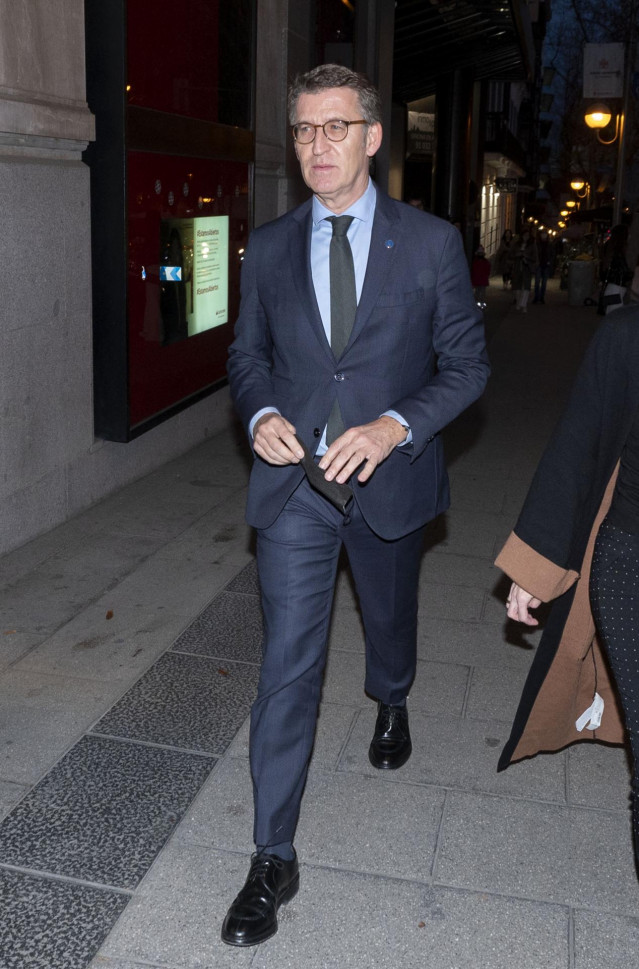 El presidente de la Xunta y líder del PP gallego, Alberto Núñez Feijóo, a su llegada a la sede de Génova, a 23 de febrero de 2022, en Madrid (España). El PP celebra una reunión durante la tarde de hoy con el fin de tratar la crisis interna y acordar el co