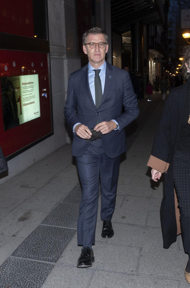 El presidente de la Xunta y líder del PP gallego, Alberto Núñez Feijóo, a su llegada a la sede de Génova, a 23 de febrero de 2022.