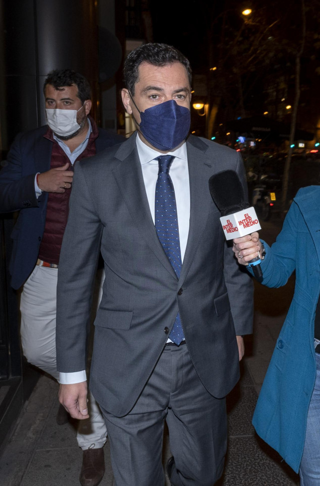 El presidente de la Junta de Andalucía, Juanma Moreno, a su llegada a la sede de Génova, a 23 de febrero de 2022, en Madrid (España).