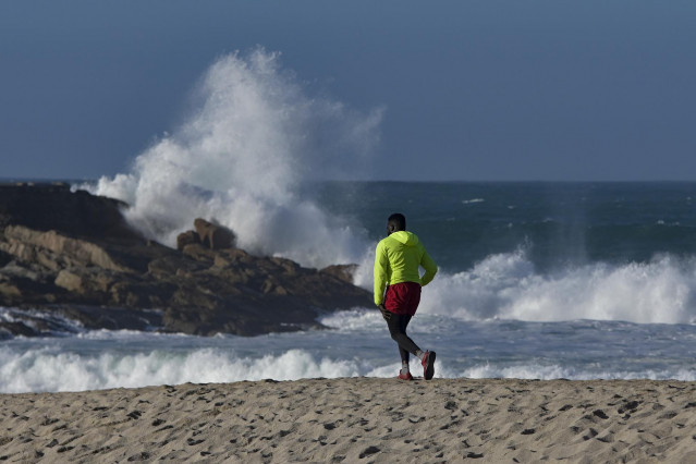 Una persona corre por la playa, a 21 de febrero de 2022, en A Coruña, Galicia (España). La Direccion Xeral de Emerxencias e Interior da Vicepresidencia da Xunta ha anunciado una alerta naranja por temporal costero a partir de la jornada de mañana en las p