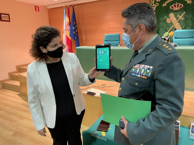 La subdelega del Gobierno en A Coruña, María Rivas, junto al coronel jefe de la Guardia Civil de la provincia, Francisco Javier Jambrina, este miércoles en la presentación de las nuevas tablets
