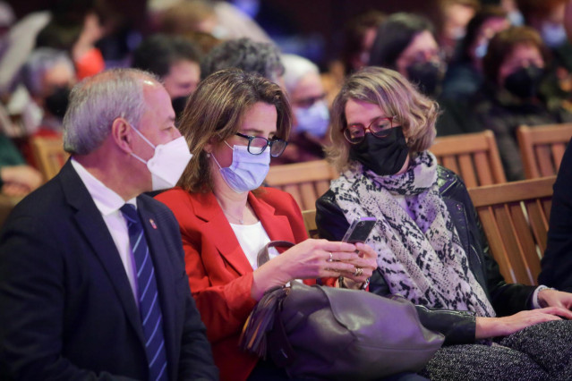 (I-D) El presidente de la Diputación de Lugo y secretario general del PSdeG-PSOE en Lugo, José Tomé; la vicepresidenta y ministra para la Transición Ecológica y el Reto Demográfico, Teresa Ribera y la presidenta de FADEMUR, Teresa López.
