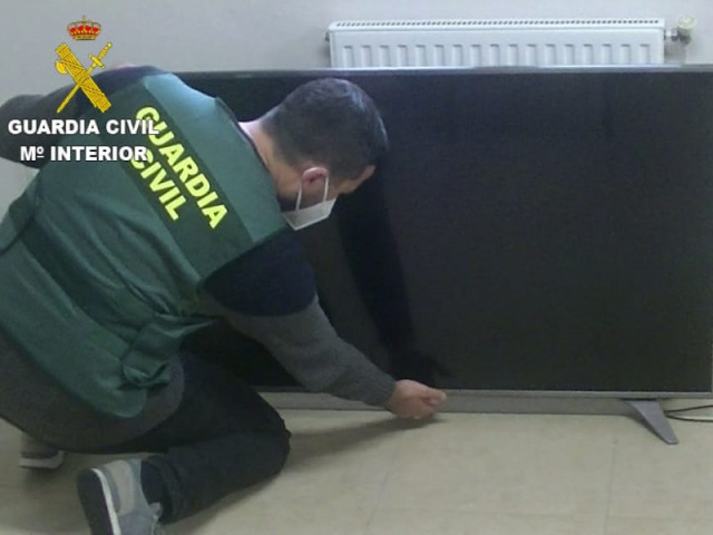 La Guardia Civil ha detenido a un vecino de Fisterra como presunto autor de más de una docena de iliciticos penales contra el  Patrimonio en A Costa da Morte.