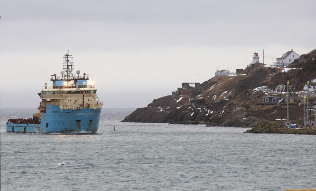 El buque canadiense ‘Nexus’ llega al Puerto de San Juan de Terranova, a 18 de febrero de 2022, en San Juan, Terranova (Canadá). Los barcos con los tres supervivientes y los nueve cuerpos recuperados tras el naufragio del pesquero con base en Marín (Pontev