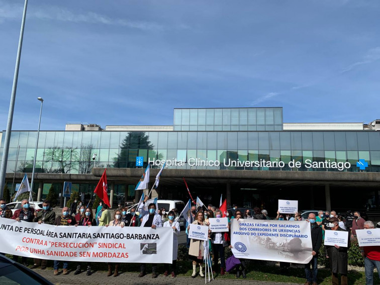 Protesta a favor de la médica que sacó a dos enfermos del pasillo del CHUS y que puede ser castigada por ello