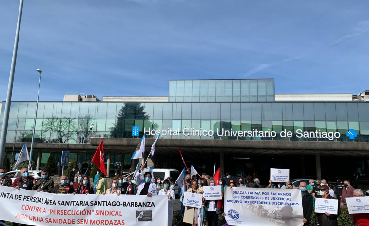 Protesta a favor de la médica que sacó a dos enfermos del pasillo del CHUS y que puede ser castigada por ello