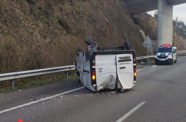 Un conductor herido al volcar la furgoneta que conducía en A Lourenzá (Lugo)