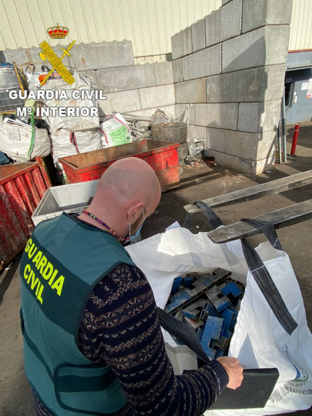 Efectos intervenidos por la Guardia Civil a dos vecinas de Ferrol detenidas por robar en el Polígono Industrial de Vilar do Colo.
