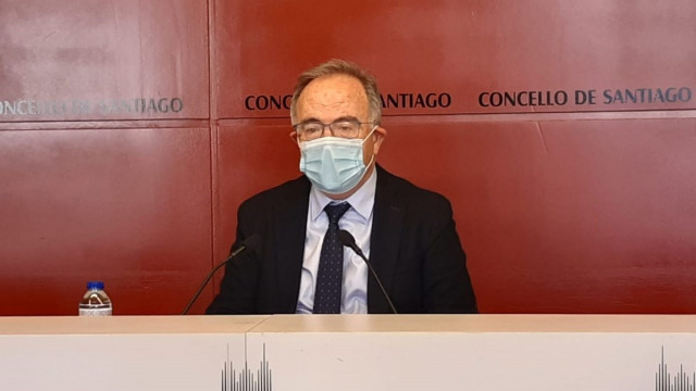 El alcalde de Santiago de Compostela, Xosé Sánchez Bugallo, durante la rueda de prensa de este viernes en el Pazo de Raxoi.