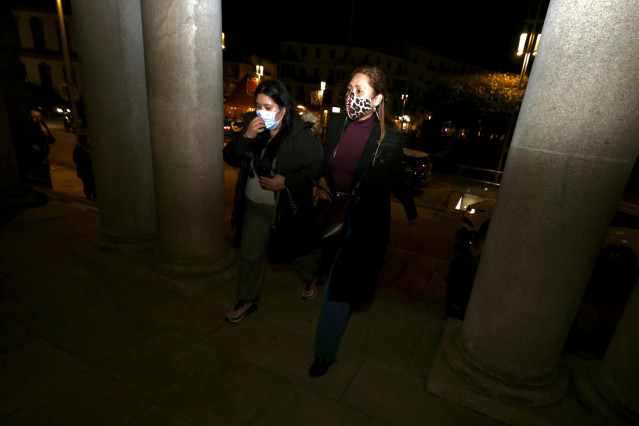 Familiares de los desaparecidos del buque hundido a su llegada a una reunión con el director de la Marina Mercante, Benito Núñez, en la Subdelegación del Gobierno, a 24 de febrero de 2022, en Pontevedra, Galicia (España). Los familiares de la tripulación