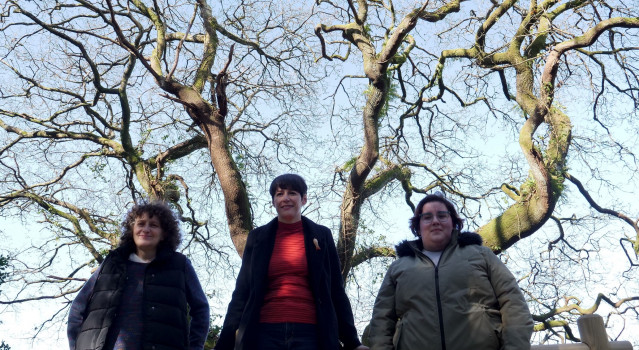 En el centro, Ana Pontón en el carballo de Conxo.