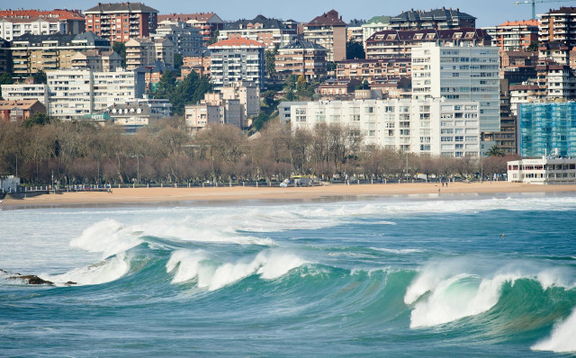 Fuerte oleaje en el mar Cantábrico, a 25 de febrero de 2022, en Santander, Cantabria (España). La Agencia Estatal de Meteorología (AEMET) ha activado la alerta naranja por fenómenos costeros para el día de hoy en el litoral cántabro. A esto, hay que sumar