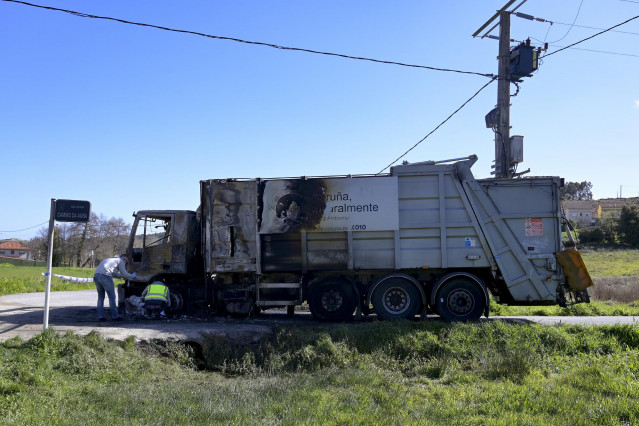 La Policía científica examina y marca huellas en el camión del servicio de recogida de basura calcinado, tras las tercera madrugada de incidentes por el conflicto de la basura, a 25 de febrero de 2022, en A Coruña, Galicia (España).