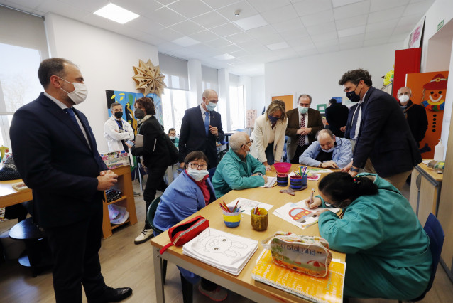 La conselleira Fabiola García y Julio García Comesaña, en Aspnais
