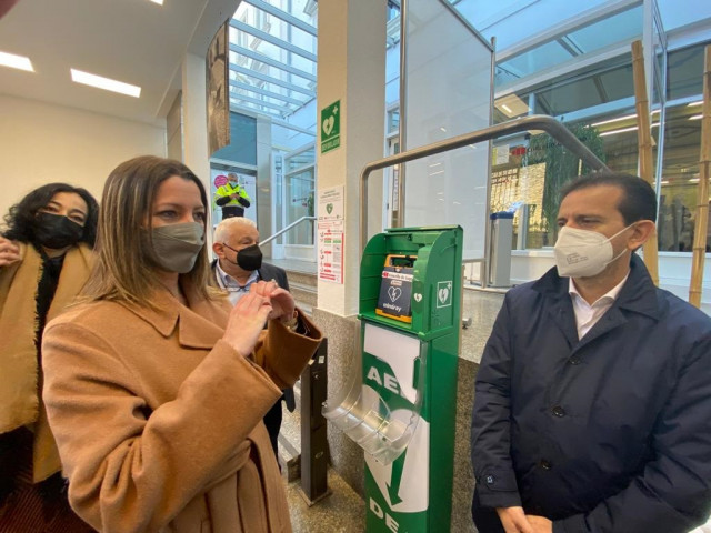 La alcaldesa de Lugo, Lara Méndez, y el jefe de cardiología del HULA, Carlos González Juanatey,