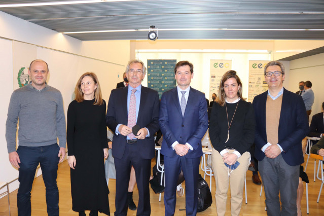 El decano del Colegio de Caminos, Enrique Urcola, con Juan Pablo Villanueva, director de ADIF y su equipo, este viernes en A Coruña, en la entrega del XII Premio San Telmo