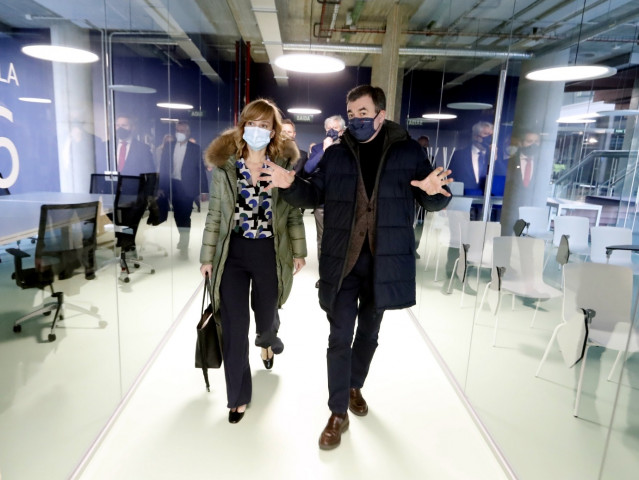 El conselleiro de Cultura, Educación e Universidade, Román Rodríguez, junto a la ministra de Educación y FP, Pilar Alegría