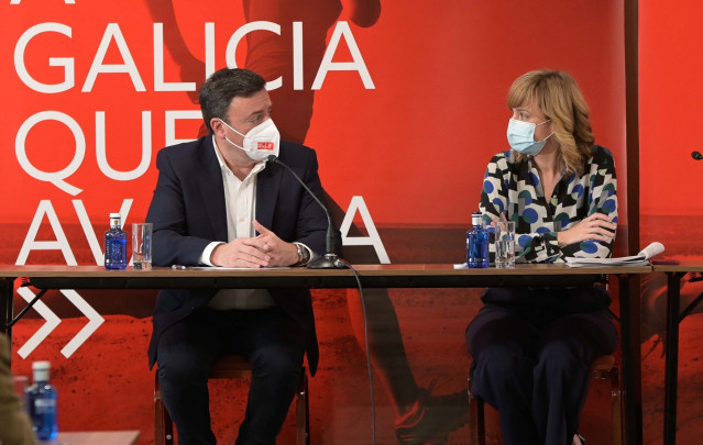 Valentín González Formoso (PSdeG) junto a la ministra de Educación, Pilar Alegría