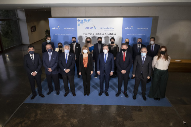 La ministra ha presidido este sábado la gala de entrega de los premios que Abanca entrega a los mejores docentes de España, junto al conselleiro de Educación, el presidente del Parlamento y el alcalde de Santiago, entre otras autoridades