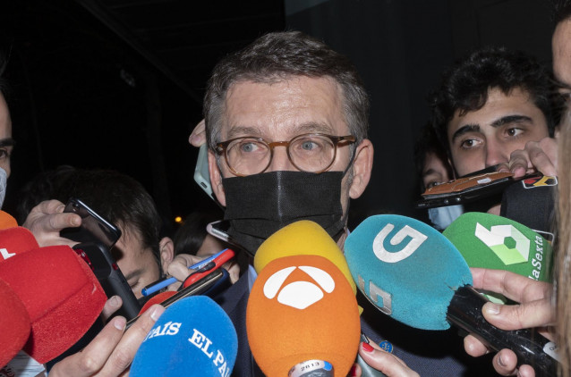 El presidente de la Xunta de Galicia, Alberto Núñez Feijóo, ofrece declaraciones a los medios de comunicación a su salida de la sede de Génova, a 23 de febrero de 2022, en Madrid