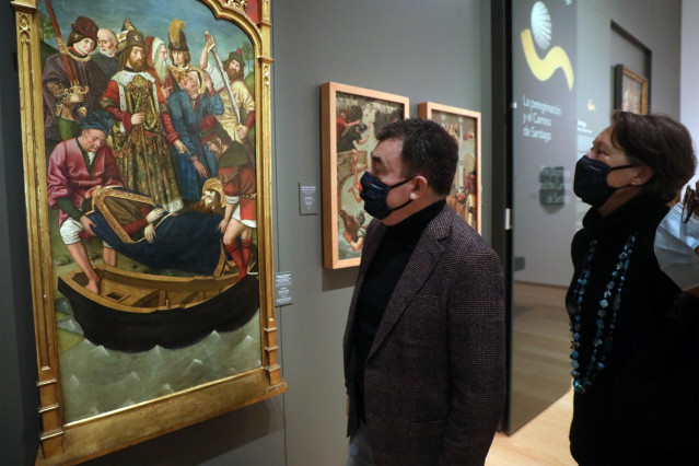 Román Rodríguez contempla la obra 'Embarque en Jafa del cuerpo de Santiago el Mayor' en el Museo de las Peregrinaciones