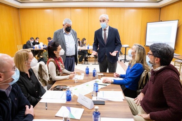 El vicepresidente segunda e conselleiro de Economía, Empresa e Innovación, Francisco Conde, junto con expertos que elaboran la Axenda de impulso da industria forestal 2022-2024
