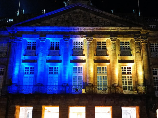 Fachada del Ayuntamiento de Santiago con colores de la bandera de Ucrania