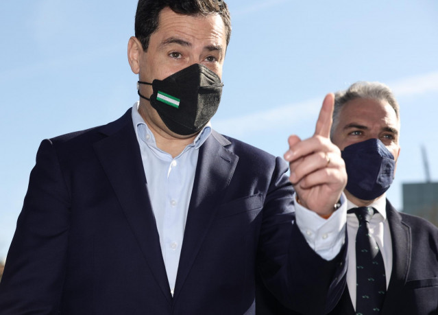 El presidente de la Junta de Andalucía, Juanma Moreno (i), a su llegada a una reunión de la Junta Directiva Nacional tras la crisis interna del partido, en Eurostars Madrid Tower, a 1 de marzo de 2022, en Madrid (España). El Partido Popular ha reunido a s