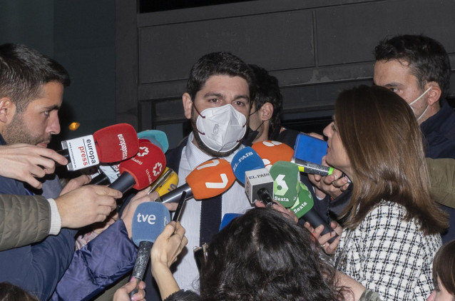 El presidente de la Región de Murcia, Fernando López Miras, ofrece declaraciones a los medios de comunicación a su salida de la sede de Génova, a 23 de febrero de 2022, en Madrid (España). El PP celebra una reunión durante la tarde de hoy con el fin de tr