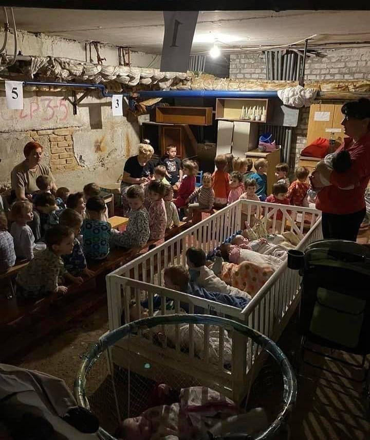 Niños refugiados en un sótano de Ucrania en una imagen difundida por la cadena de televisión Nexta