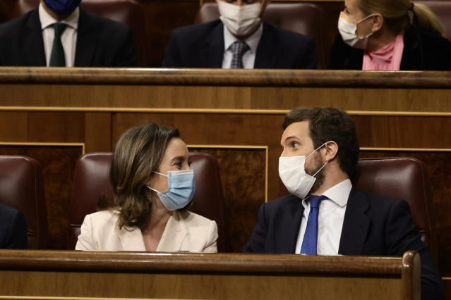 El todavía líder del PP, Pablo Casado, y la portavoz del PP en el Congreso, Cuca Gamarra, conversan en una sesión plenaria, en el Congreso de los Diputados, a 23 de febrero de 2022, en Madrid (España).