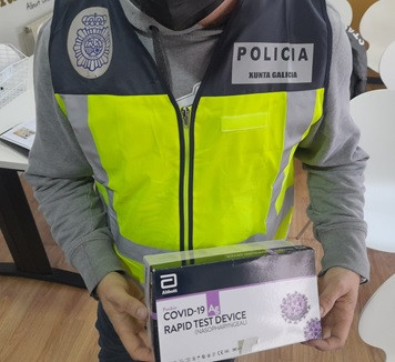 Imagen de la 'Operaciu00f3n Xermu00e1nica' de la Policu00eda Autonu00f3mica que ha desarticulado en Galicia una organizaciu00f3n que facilitaba certificados falsos de PCR y test de antu00edgenos.
