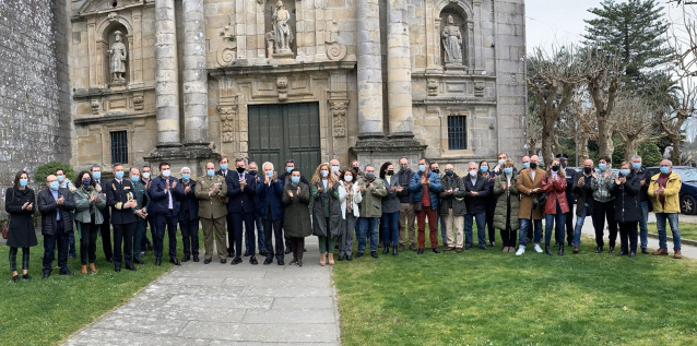 Foto de familia en el acto del acuerdo firmado entre el Ministerio de Defensa y el Ayuntamiento de Poio para la cesión de la isla de Tambo
