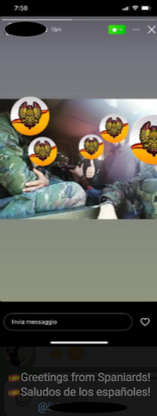 Supuestos voluntarios espau00f1oles del Batallu00f3n Azov saludando a los miembros de un grupo de reclutamiento
