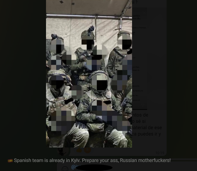 Voluntarios españoles listos para patear culos rusos en una imagen de propaganda del Batallu00f3n Azov en uno de sus canales de reclutamiento