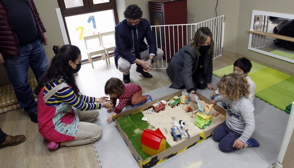 Archivo - La conselleira de Política Social, Fabiola García, durante su visita de este martes a la casa nido de Argalleiros de Navia de Suarna.