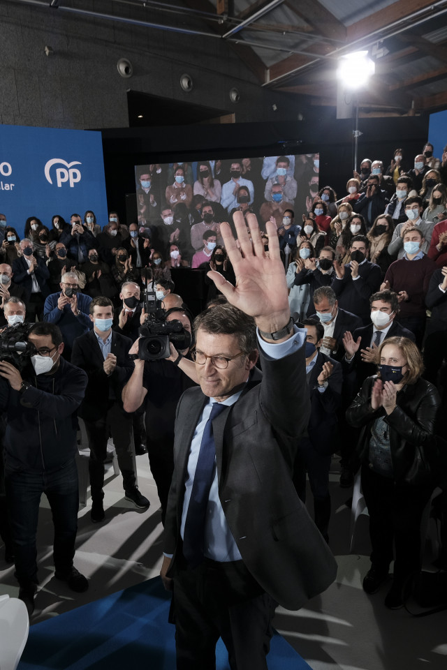 El presidente de la Xunta de Galicia, Alberto Núñez Feijóo, saluda a los medios tras comparecer ante la Junta directiva del partido, a 2 de marzo de 2022, en Santiago de Compostela, A Coruña, Galicia (España).