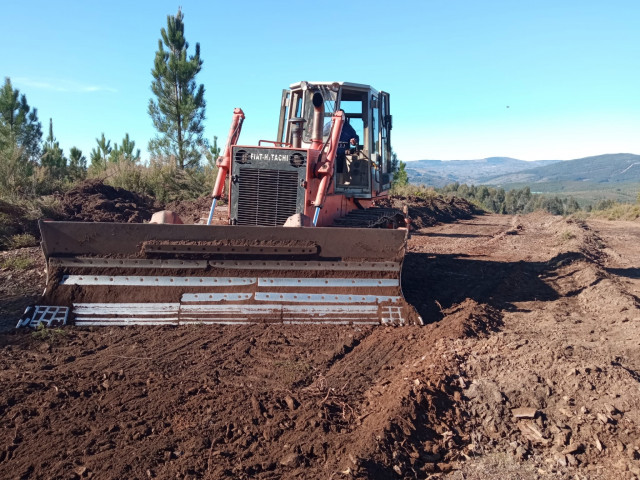 Tareas de prevención de incendios forestales en Ourense.