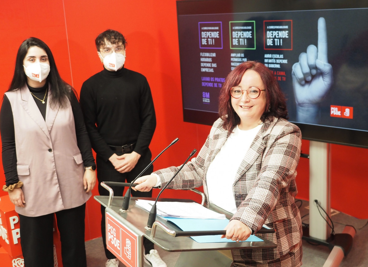 La secretaria de Igualdad del PSdeG, Silvia Fraga, junto con la secretaria de Participación, Redes Sociales y Comunicación, Paula García; y el secretario xeral de las Xuventudes Socialistas de Gali