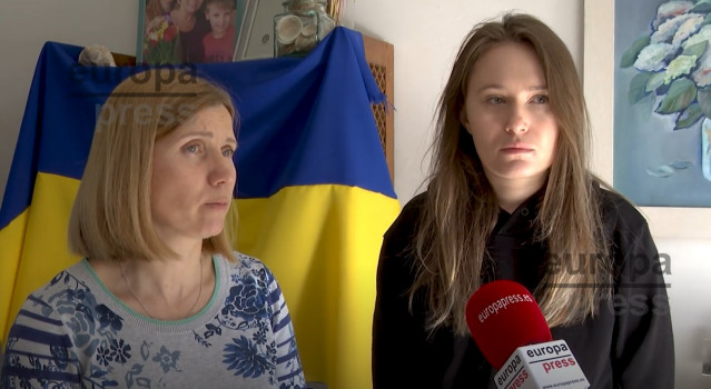 Natalia Afonina, ucraniana residente en A Coruña y Anna Chasnikova, refugiada y acogida por Natalia