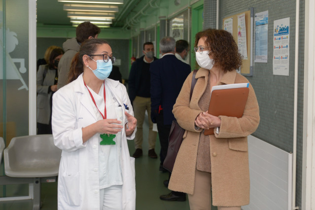 La directora general de Saúde Pública da Consellería de Sanidade, Carmen Durán Parrondo, durante su visita de este viernes al centro de salud de Arteixo.