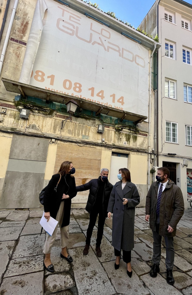 La conselleira de Medio Ambiente, Territorio e Vivenda, Ángeles Vázquez, y el delegado territorial de la Xunta en A Coruña, Gonzalo Trenor, han visitado este viernes el inmueble de cuatro plantas, localizado en el número 6 de la calle Santa María