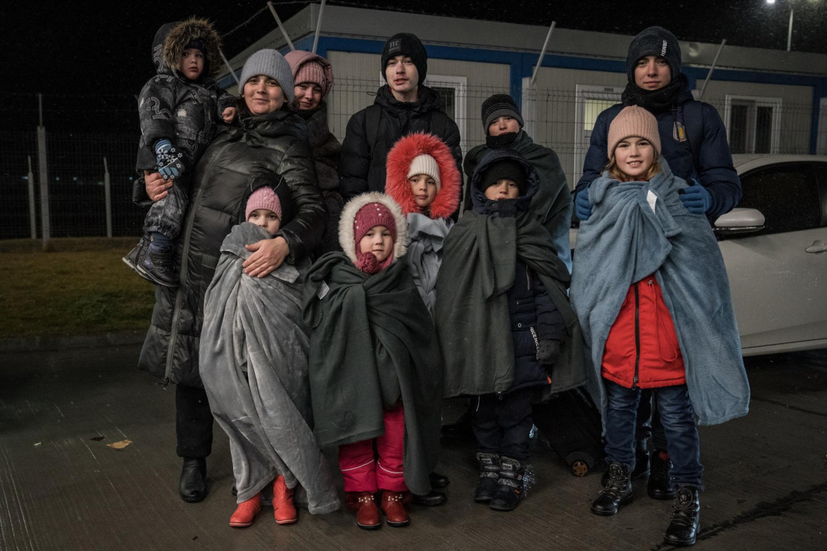 Una familia de refugiados ucranianos con 11 niños llega a Rumanía.
