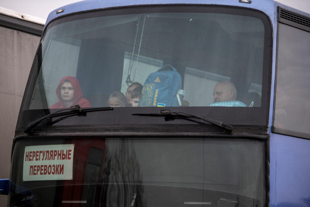 Un autobús, espera para cruzar a Rumanía, en el paso fronterizo de Porubne, en el oeste de Ucrania