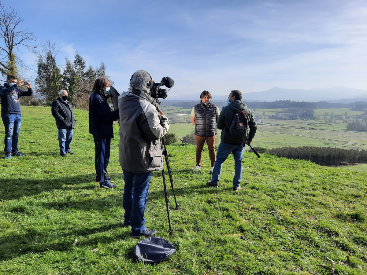 Vecinos críticos con la central hablando con RTVE en una imagen del Facebook de la Plataforma de Veciños Afectados pola Macrocentral Hidroeléctrica do Xistral